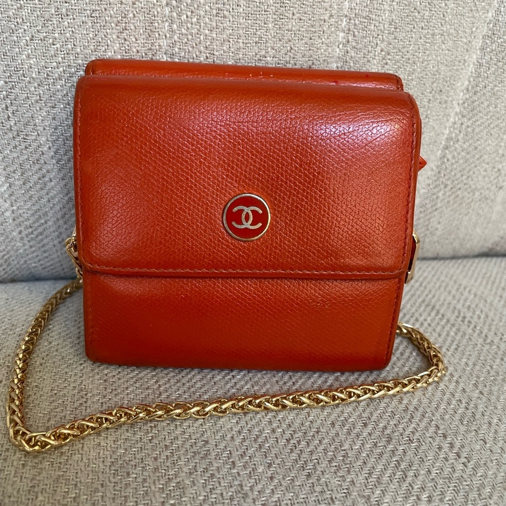 CHANEL CC orange bifold crossbody paired with removable offmarket chain